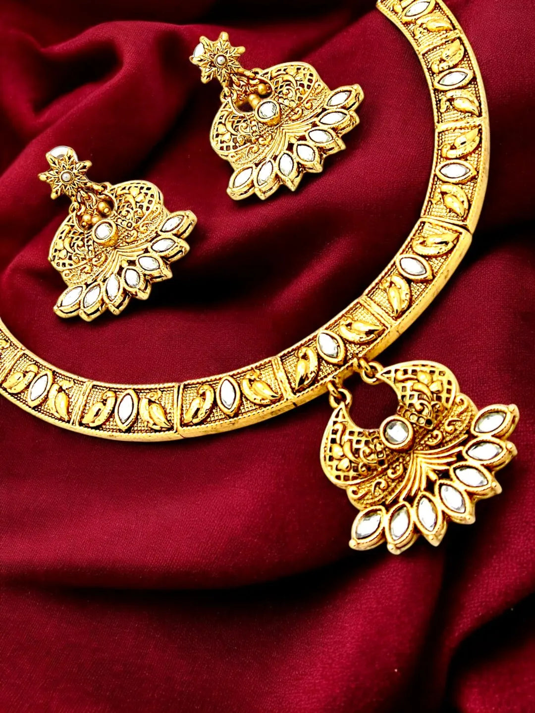 Gold-Toned Necklace With Leaf-Inspired Jewelry Set