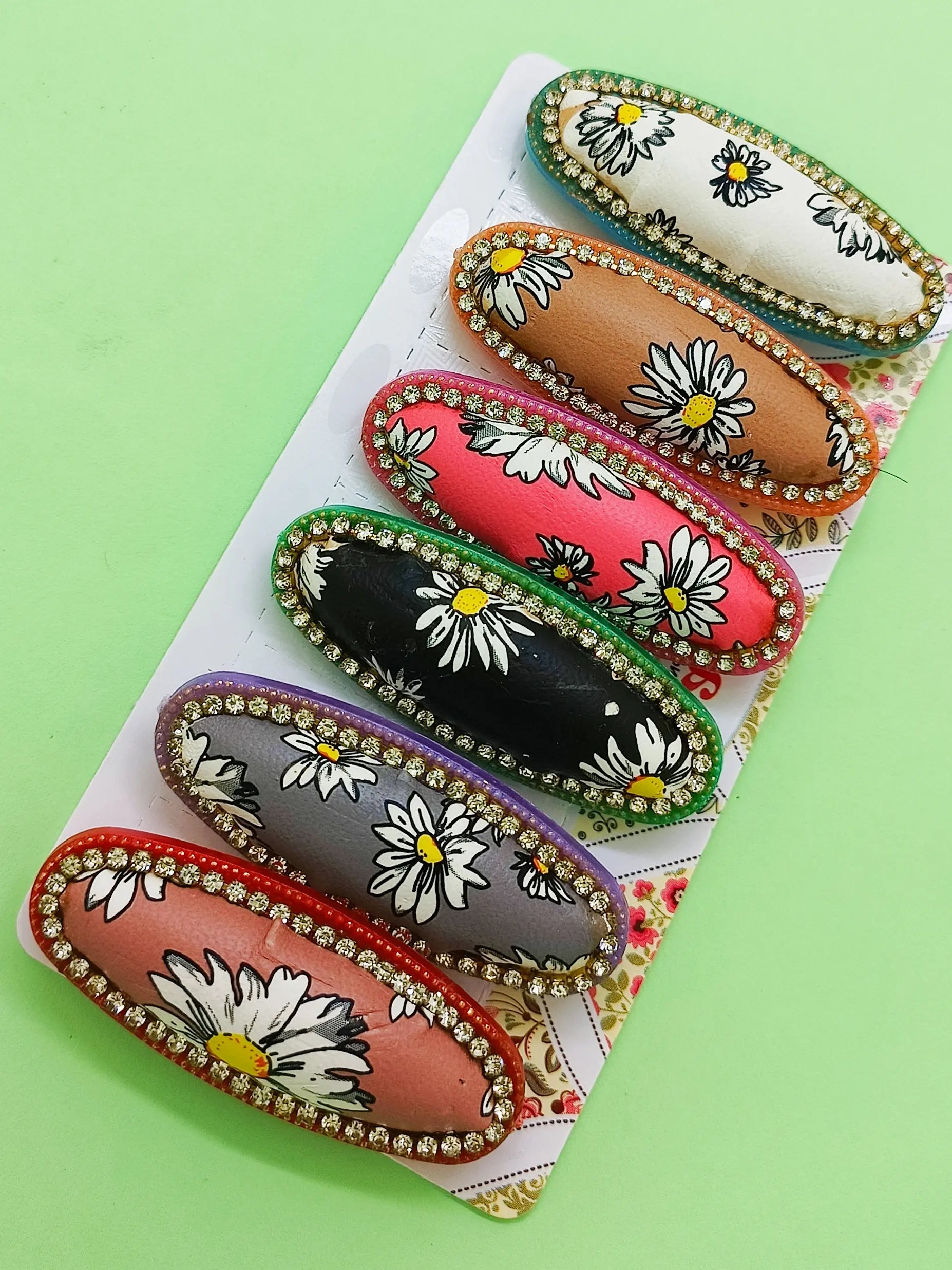 Multicolor Oval Saree Pin Sets with Daisy Patterns