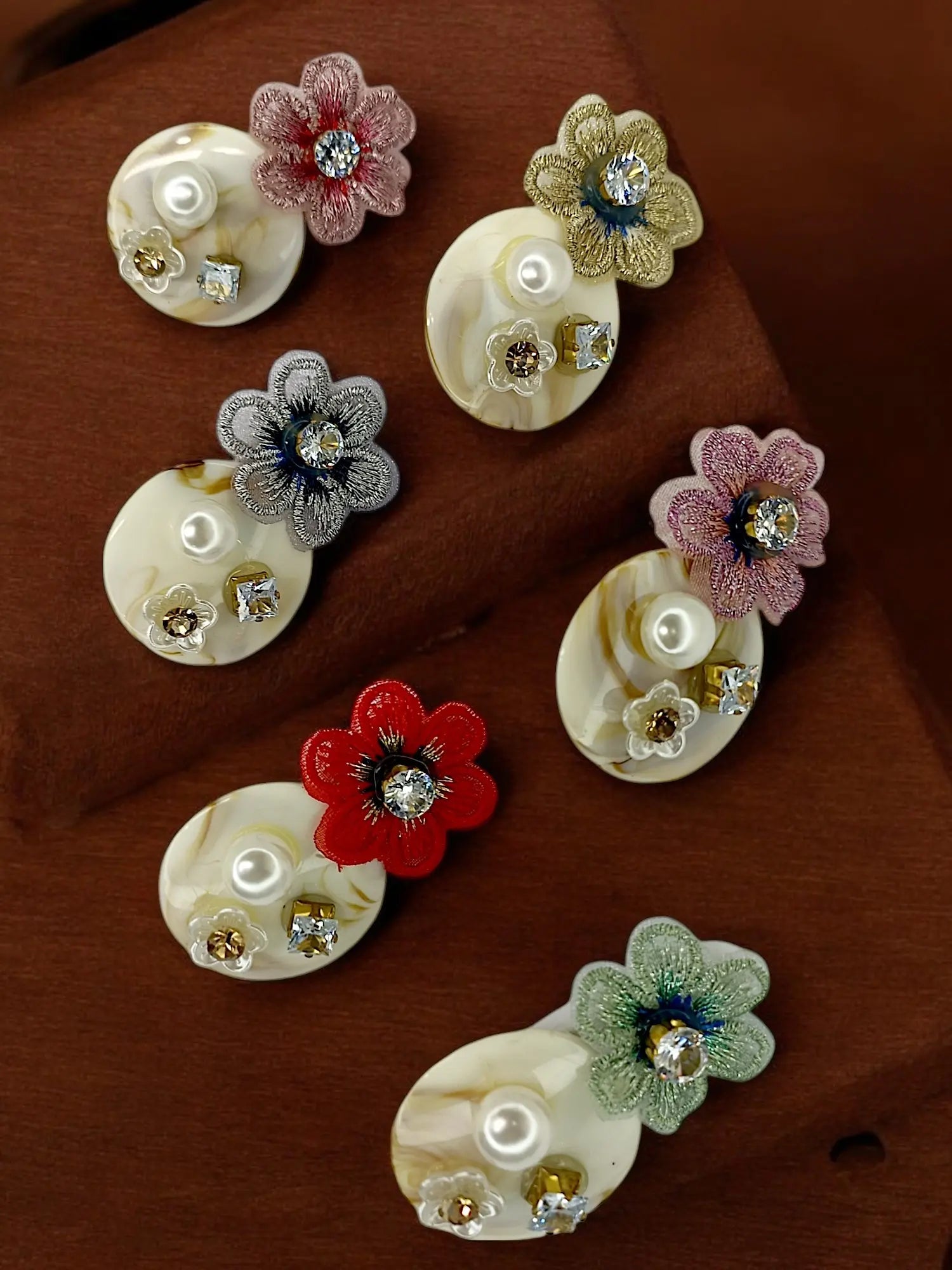 Round Shape Floral Multicolor Saree Pin Set with Pearls